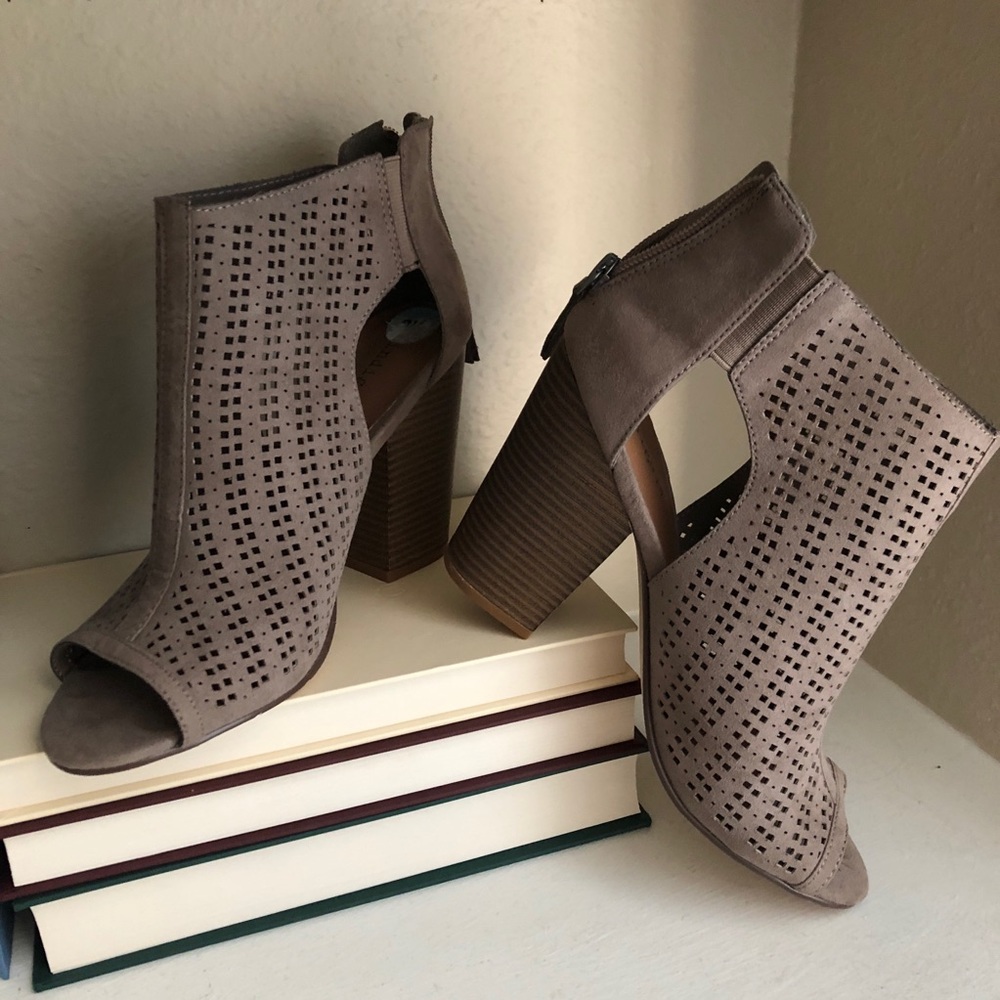 Indigo Rd. Grey Heeled Sandals